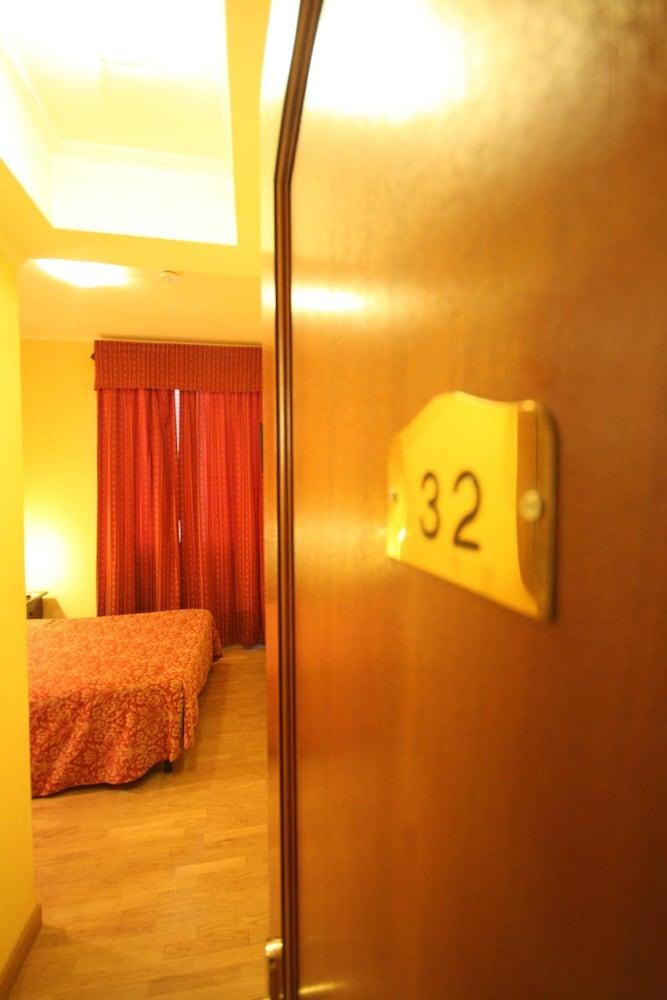 Hotel Cherubini Roma Esterno foto
